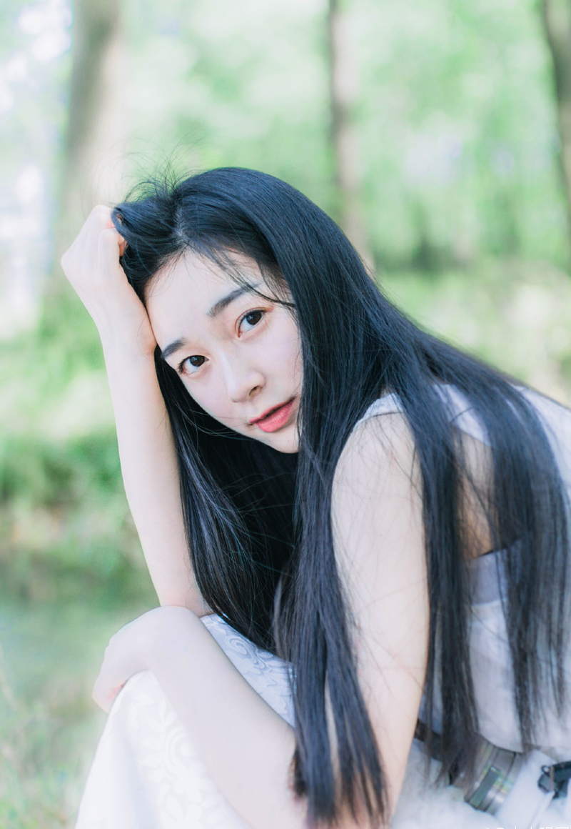 “刚死不久？”虎卫统领闻言目光一瞪，脱口道：“小心！”